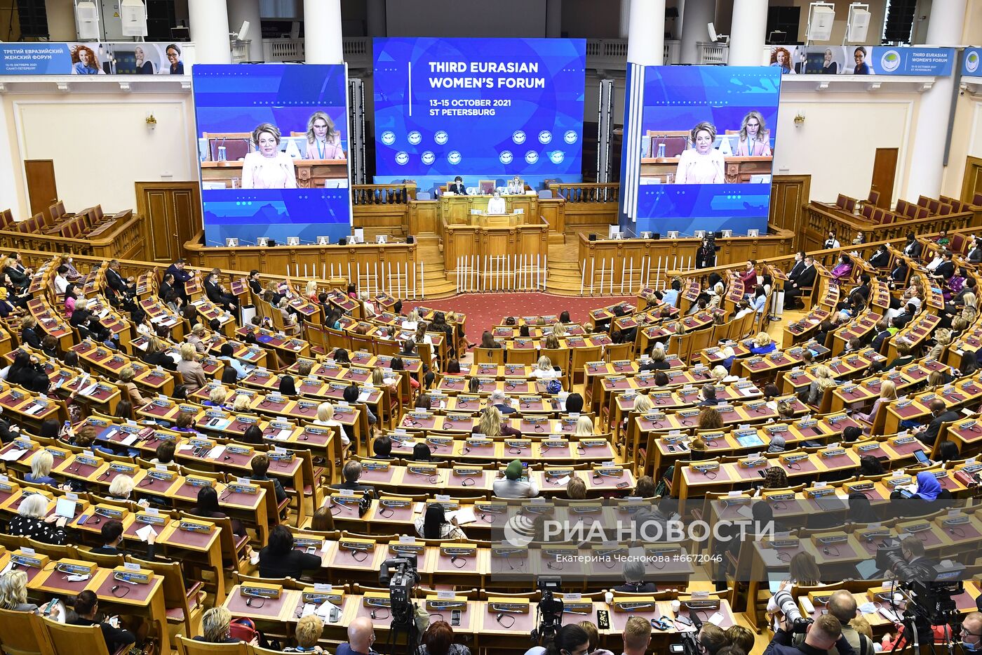 Председатель Совета Федерации РФ Валентина Матвиенко выступает на пленарном заседании "Женщины: глобальная миссия в новой реальности" в рамках Евразийского женского форума в Думском зале Таврического дворца в Санкт-Петербурге. Место: Россия, Санкт-Петербург. Автор: Екатерина Чеснокова/РИА Новости. Третий Евразийский женский форум
