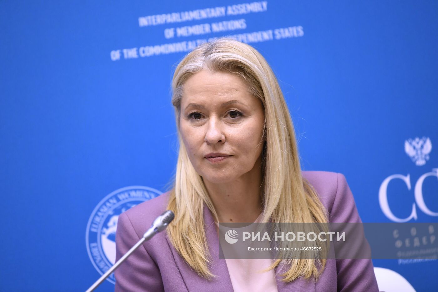 Заместитель председателя правления банка "ФК Открытие" Надия Черкасова на стратегической сессии "Цифровой мир. Точки роста и возможности для женщин" в рамках Евразийского женского форума в Таврическом дворце в Санкт-Петербурге. Место: Россия, Санкт-Петербург. Автор: Екатерина Чеснокова/РИА Новости. Третий Евразийский женский форум