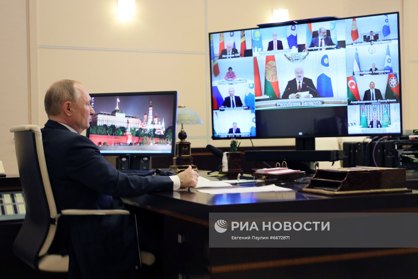 Президент РФ принял участие в заседании Совета глав государств - участников СНГ