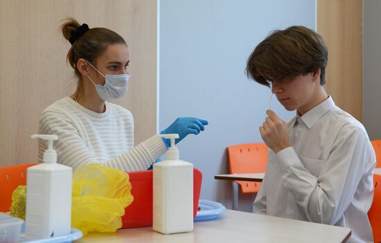 Экспресс-тестирование на Covid-19 в московской школе