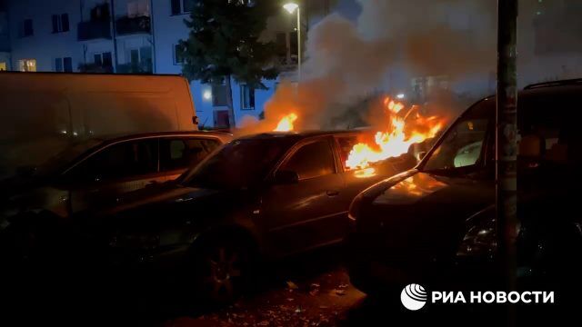 Петарды и горящие машины на протестах в Берлине
