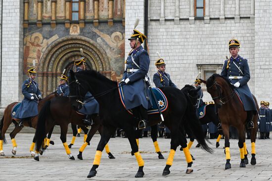 Церемония развода пеших и конных караулов Президентского полка