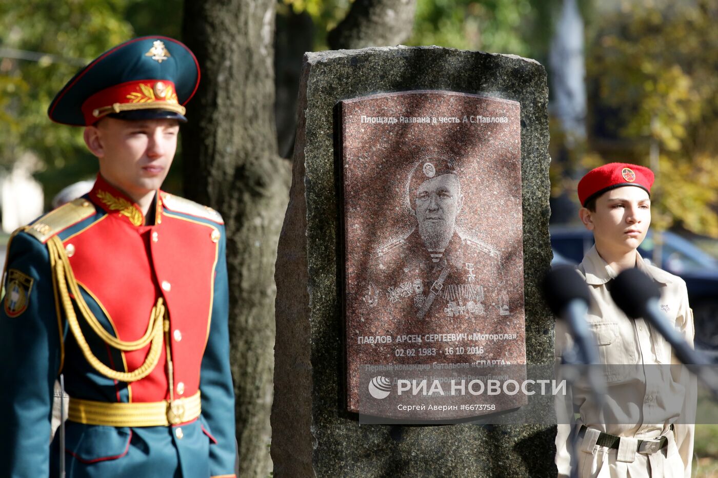 В Донецке установили памятник герою ДНР А. Павлову 
