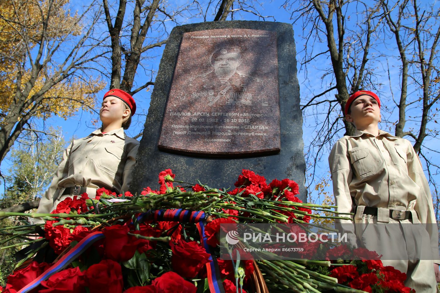 В Донецке установили памятник герою ДНР А. Павлову 