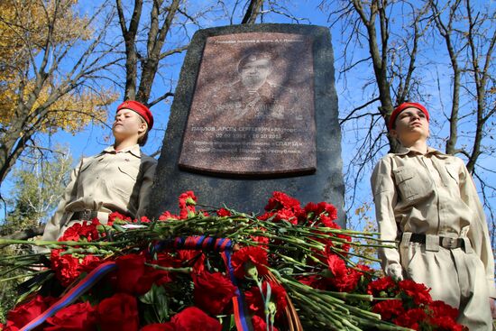 В Донецке установили памятник герою ДНР А. Павлову 