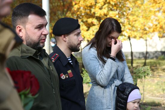 В Донецке установили памятник герою ДНР А. Павлову 