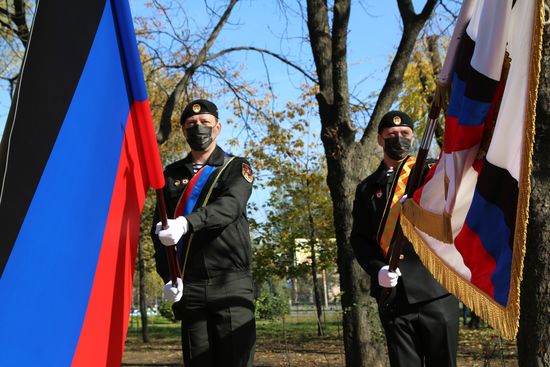 В Донецке установили памятник герою ДНР А. Павлову 