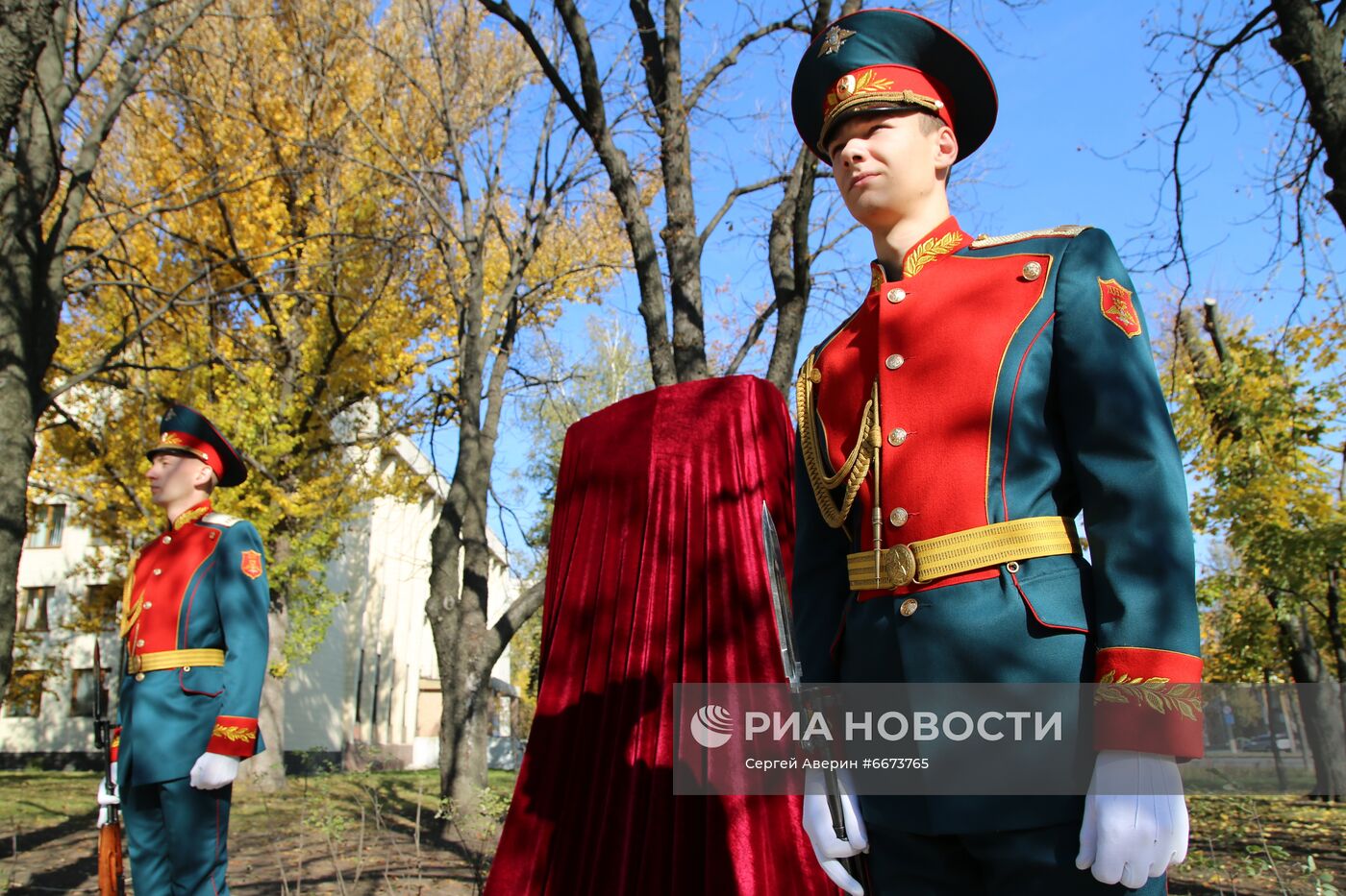 В Донецке установили памятник герою ДНР А. Павлову 