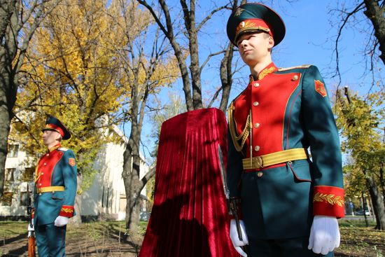 В Донецке установили памятник герою ДНР А. Павлову 