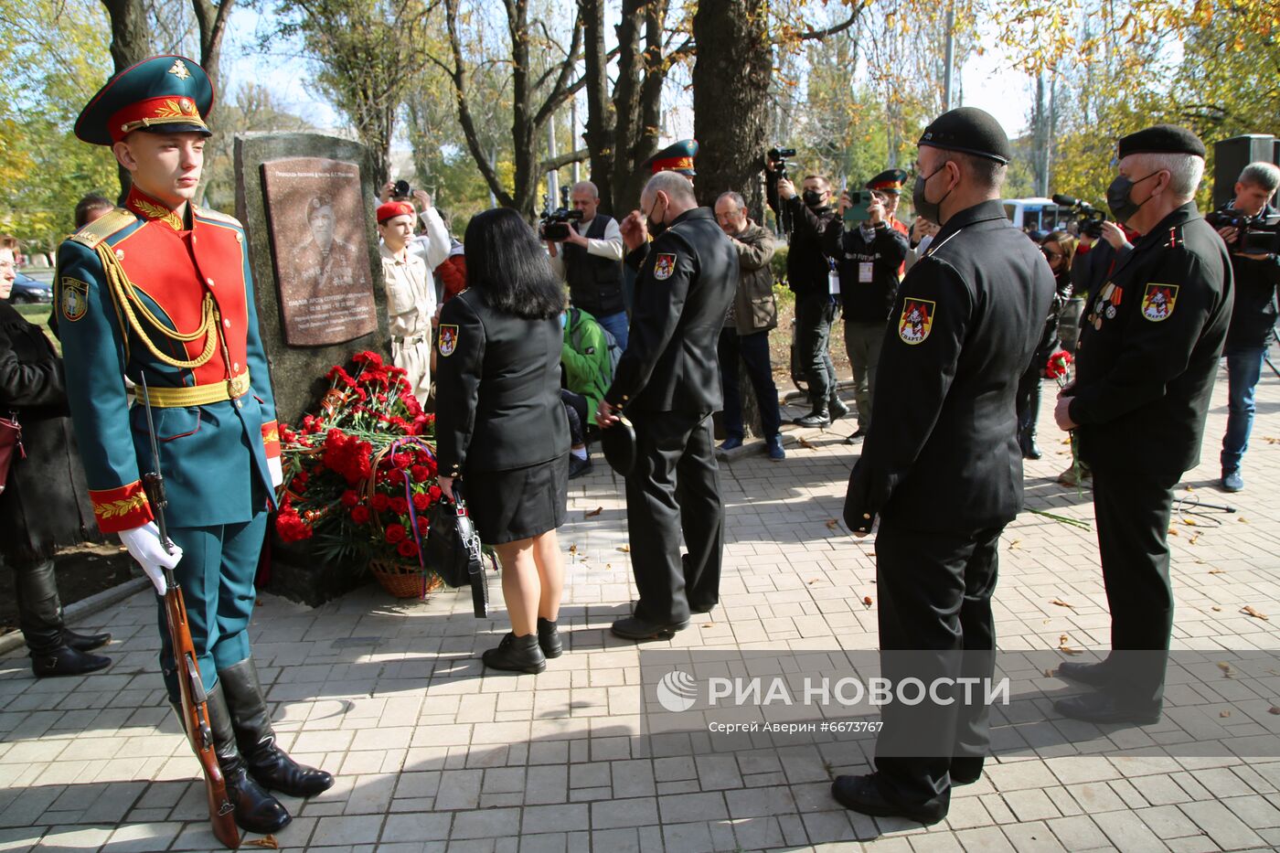 В Донецке установили памятник герою ДНР А. Павлову