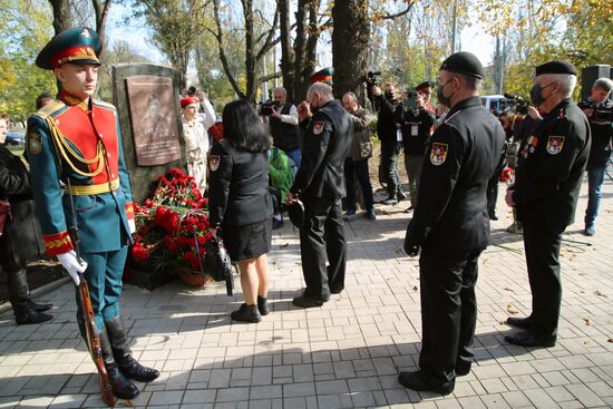 В Донецке установили памятник герою ДНР А. Павлову 