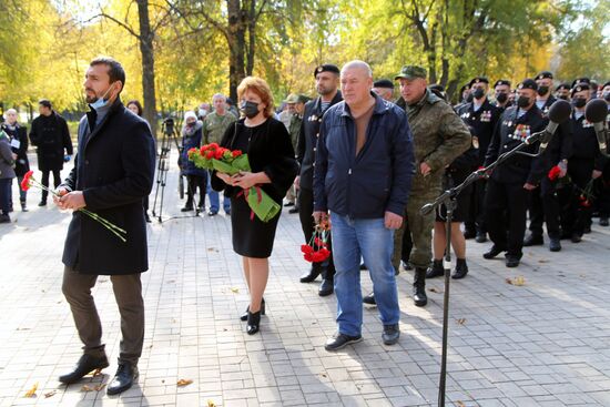 В Донецке установили памятник герою ДНР А. Павлову 