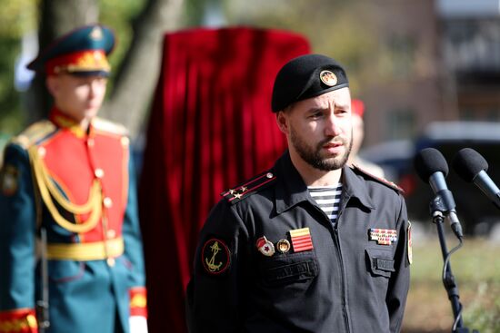 В Донецке установили памятник герою ДНР А. Павлову 