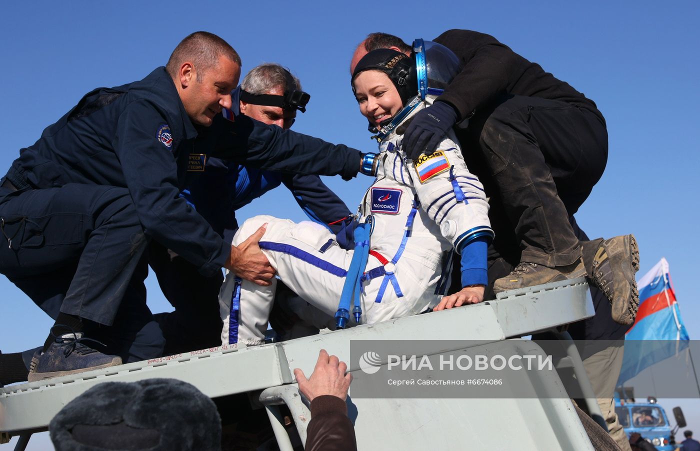 Экипаж корабля "Союз МС-18" вернулся на Землю