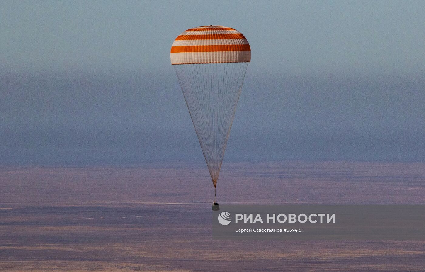 Экипаж корабля "Союз МС-18" вернулся на Землю