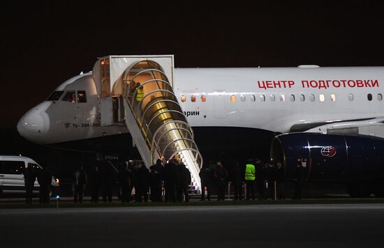 Прилет экипажа корабля "Союз МС-18" в аэропорт Чкаловский 