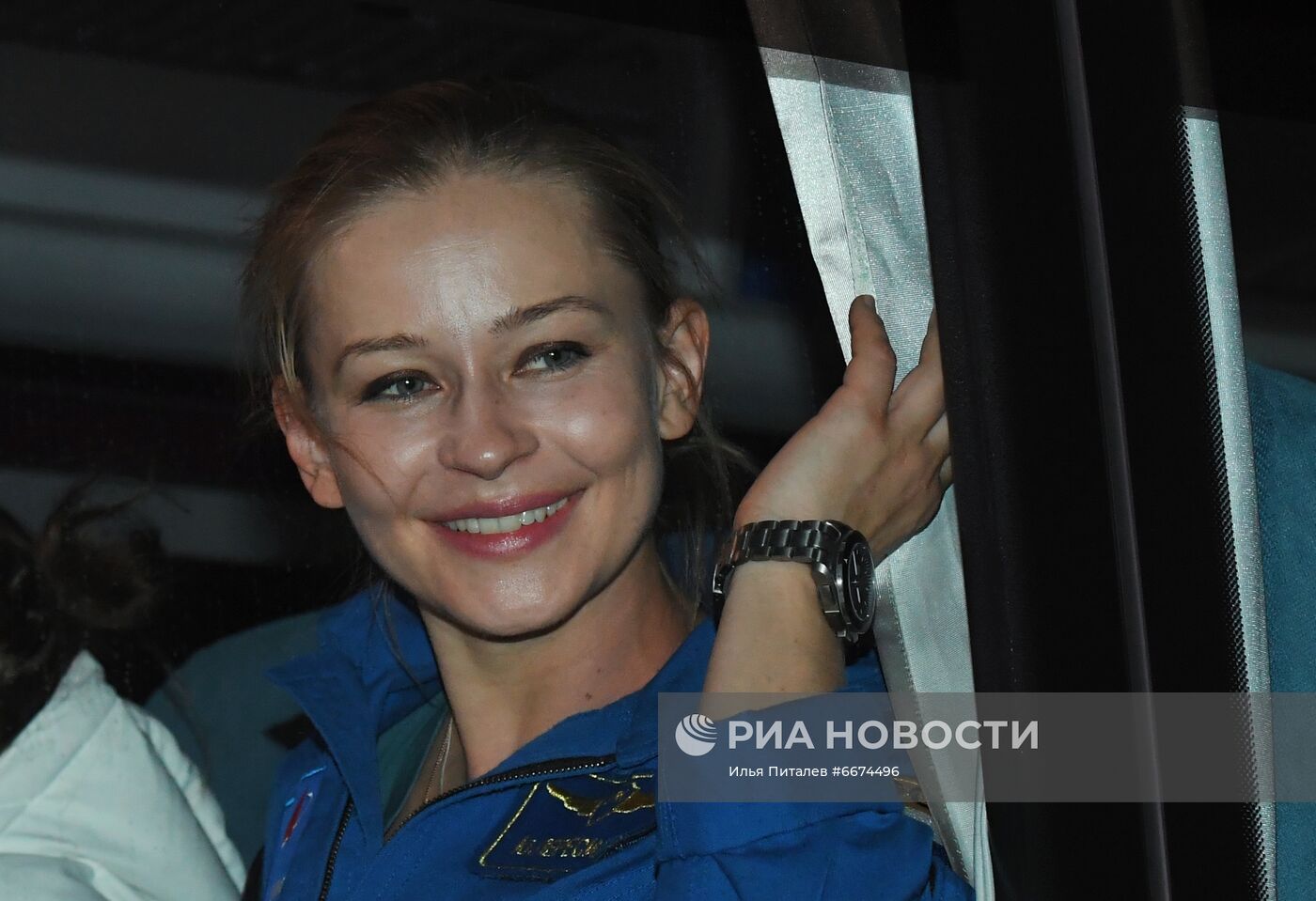 Прилет экипажа корабля "Союз МС-18" в аэропорт Чкаловский 