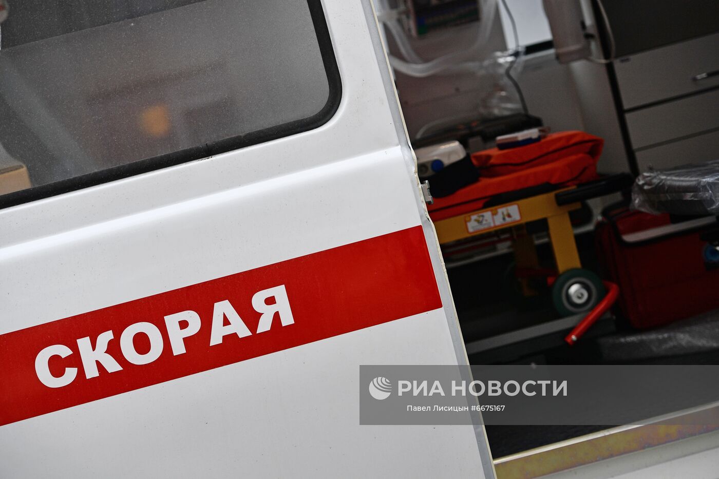 Передача машин скорой помощи медучреждениям Свердловской области