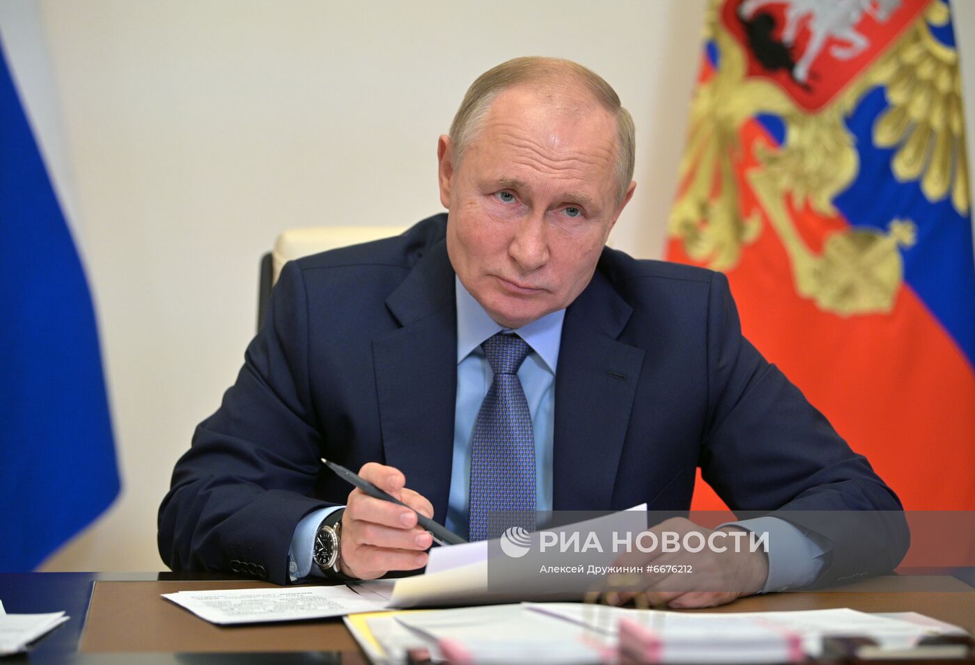 Президент РФ В. Путин провел совещание с членами правительства РФ