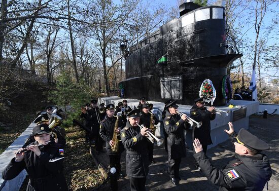 Памятный митинг в 40-ю годовщину со дня гибели подводной лодки С-178