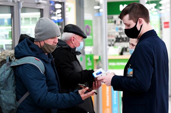 Проверка QR-кодов в общественных местах Казани