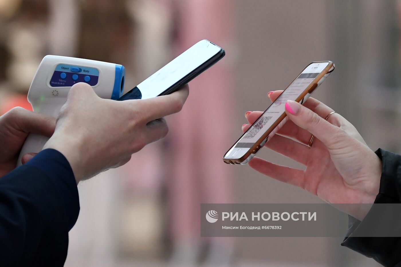 Проверка QR-кодов в общественных местах Казани