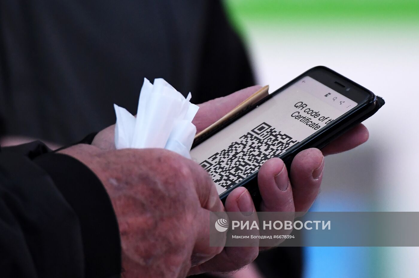 Проверка QR-кодов в общественных местах Казани