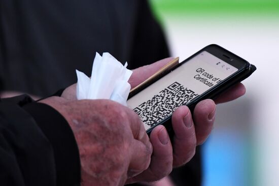 Проверка QR-кодов в общественных местах Казани