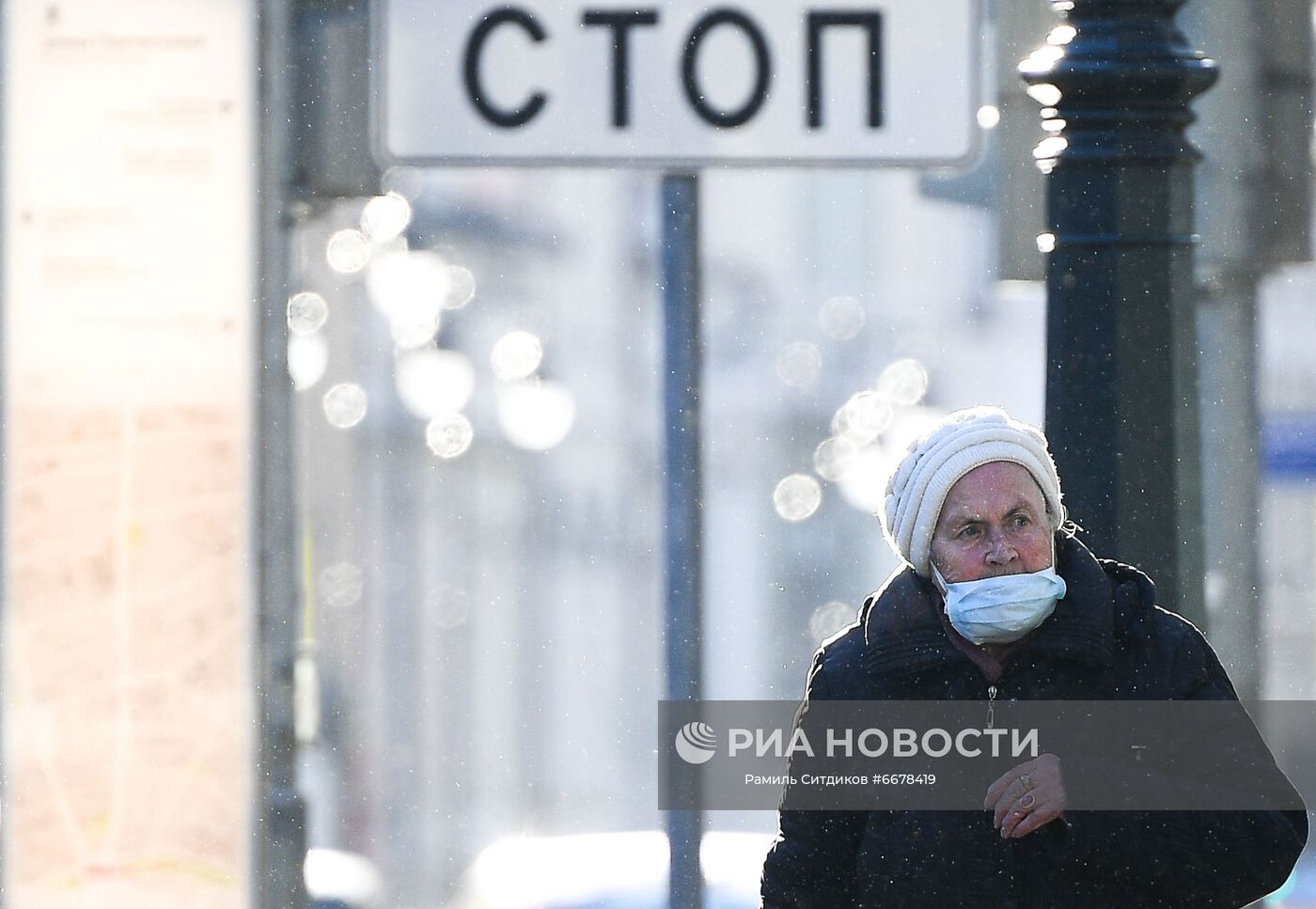 Женщина в маске идет по улице в Москве. Место: Россия, Москва. Автор: Рамиль Ситдиков/РИА Новости. Повседневная жизнь