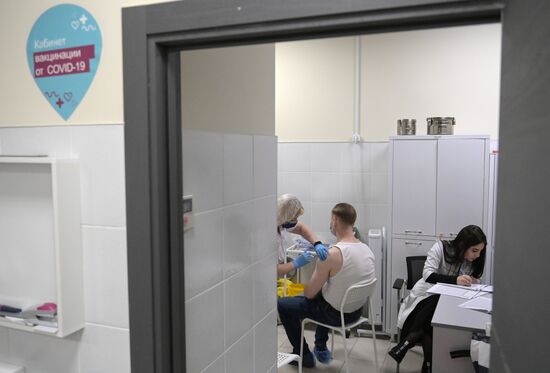 Вакцинация от COVID-19 в Москве 