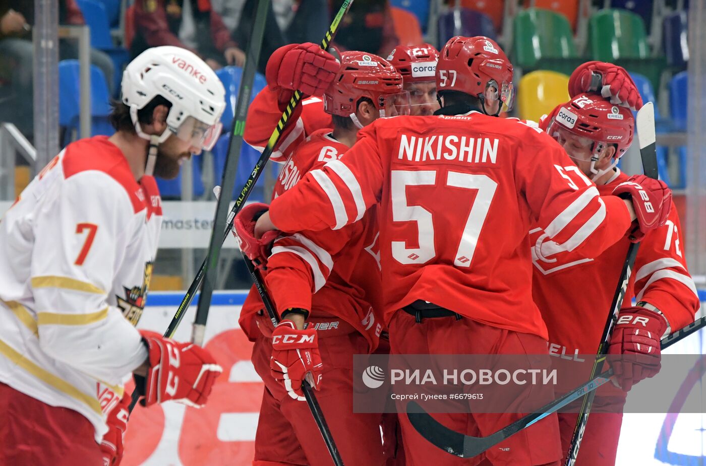 Хоккей. КХЛ. Матч "Спартак" - "Куньлунь"