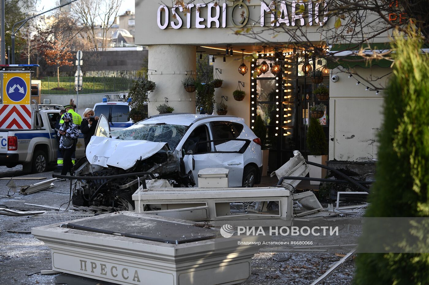 В центре Москвы автомобиль врезался в ресторан