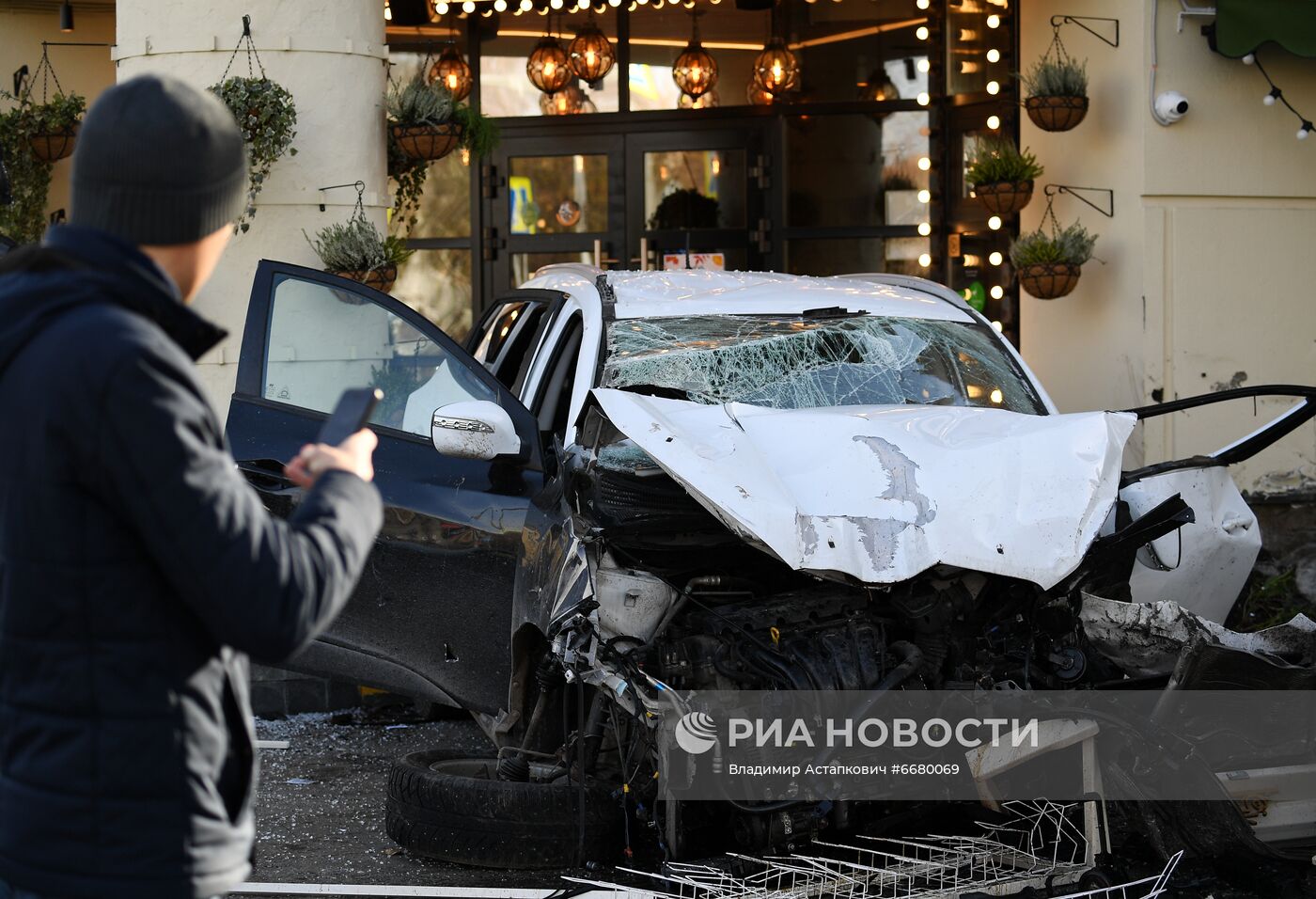 В центре Москвы автомобиль врезался в ресторан