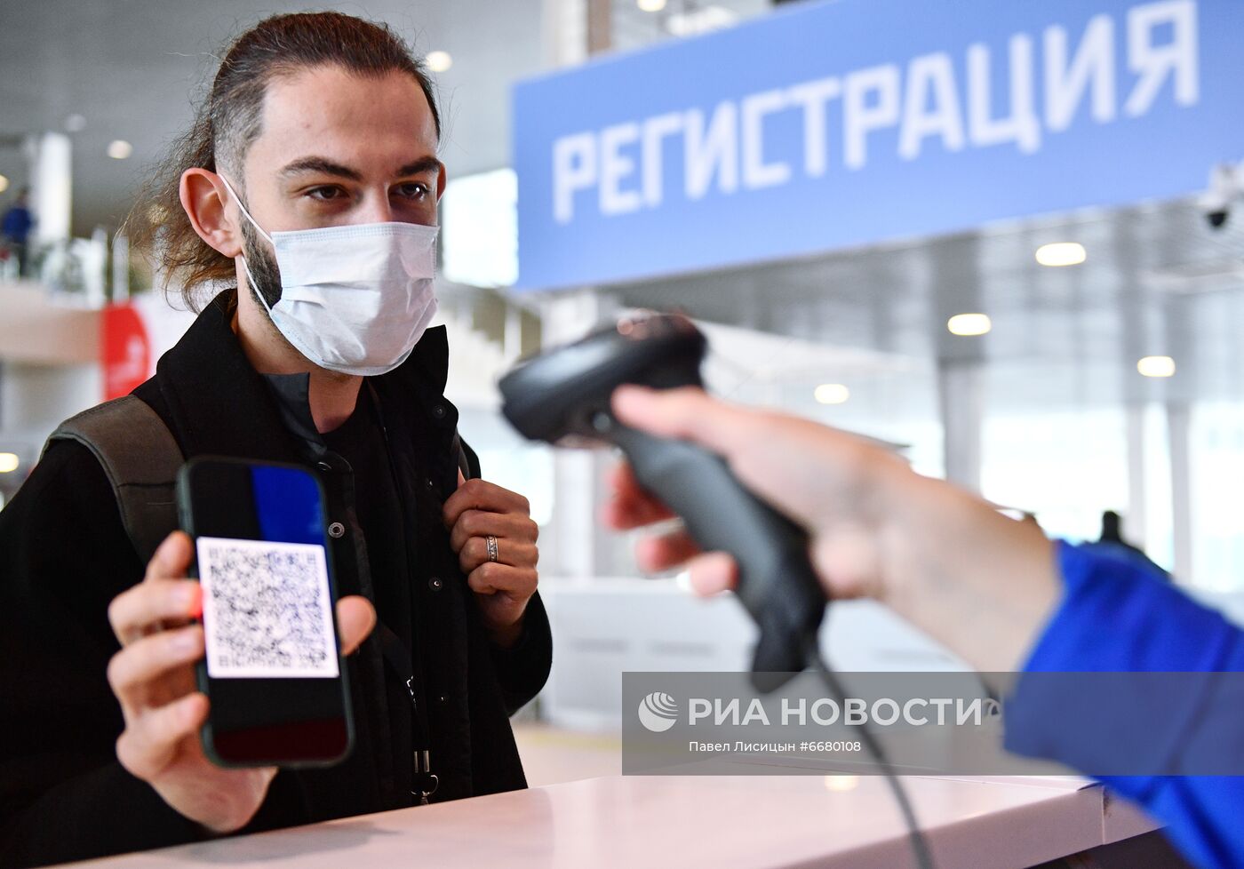 Проверка QR-кодов в общественных местах в регионах России