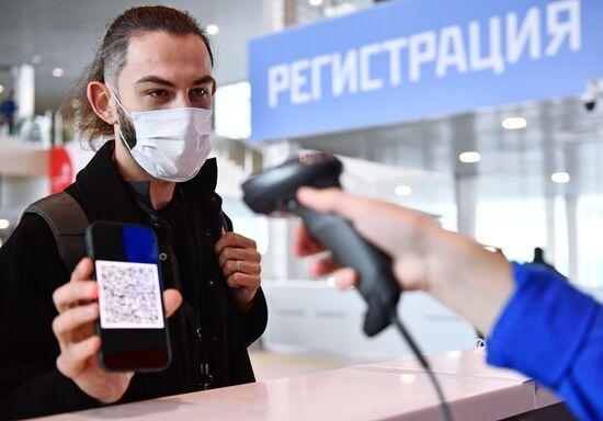 Проверка QR-кодов в общественных местах в регионах России