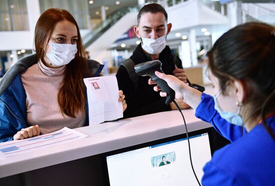 Проверка QR-кодов в общественных местах в регионах России