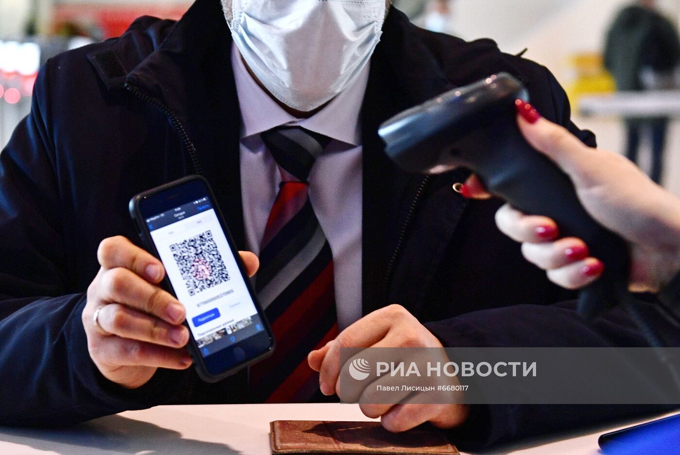 Проверка QR-кодов в общественных местах в регионах России | РИА Новости  Медиабанк