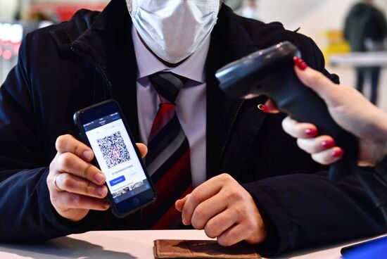 Проверка QR-кодов в общественных местах в регионах России