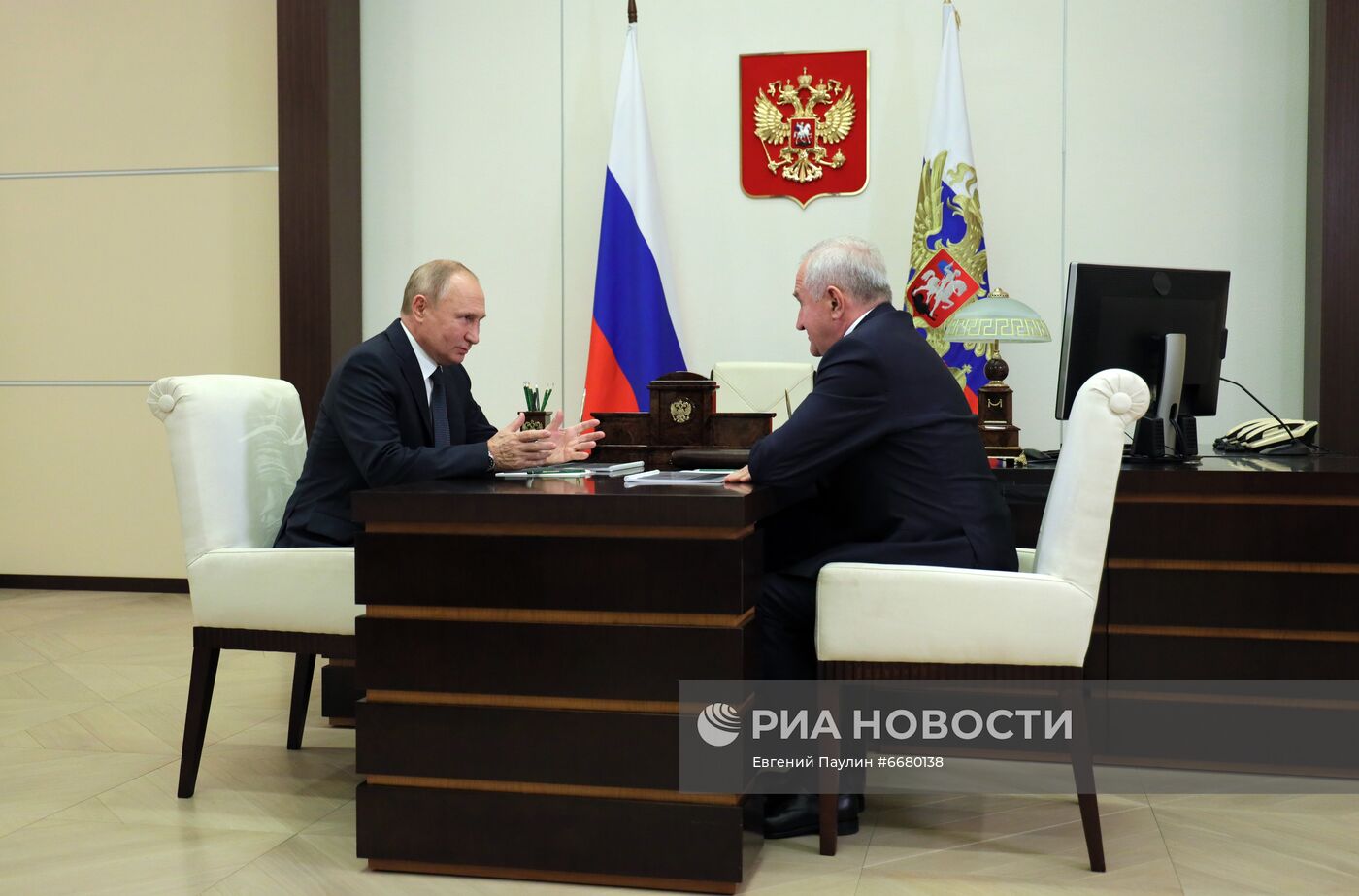 Президент РФ В. Путин встретился с руководителем ФТС В. Булавиным