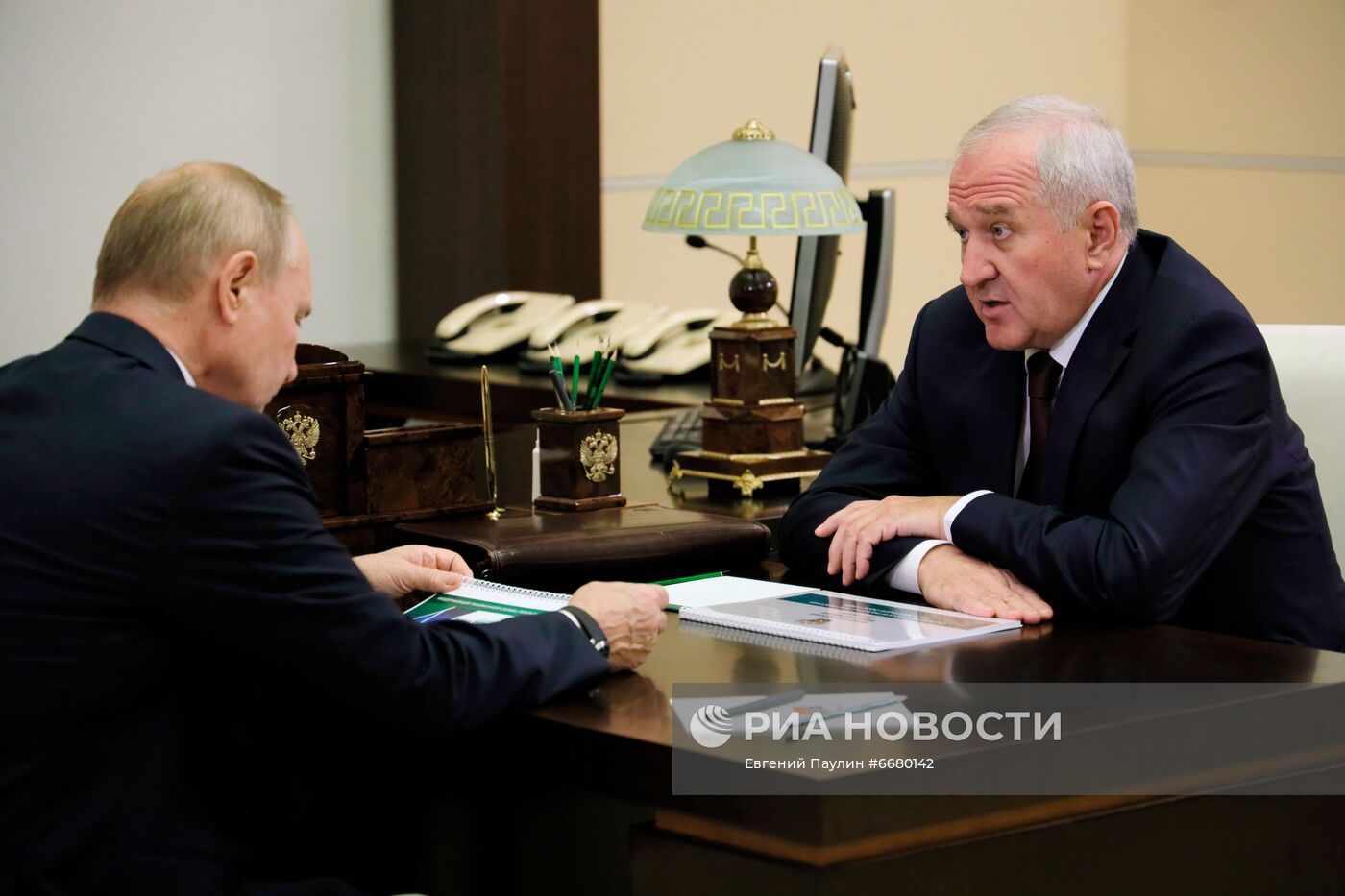 Президент РФ В. Путин встретился с руководителем ФТС В. Булавиным