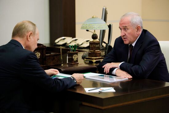 Президент РФ В. Путин встретился с руководителем ФТС В. Булавиным