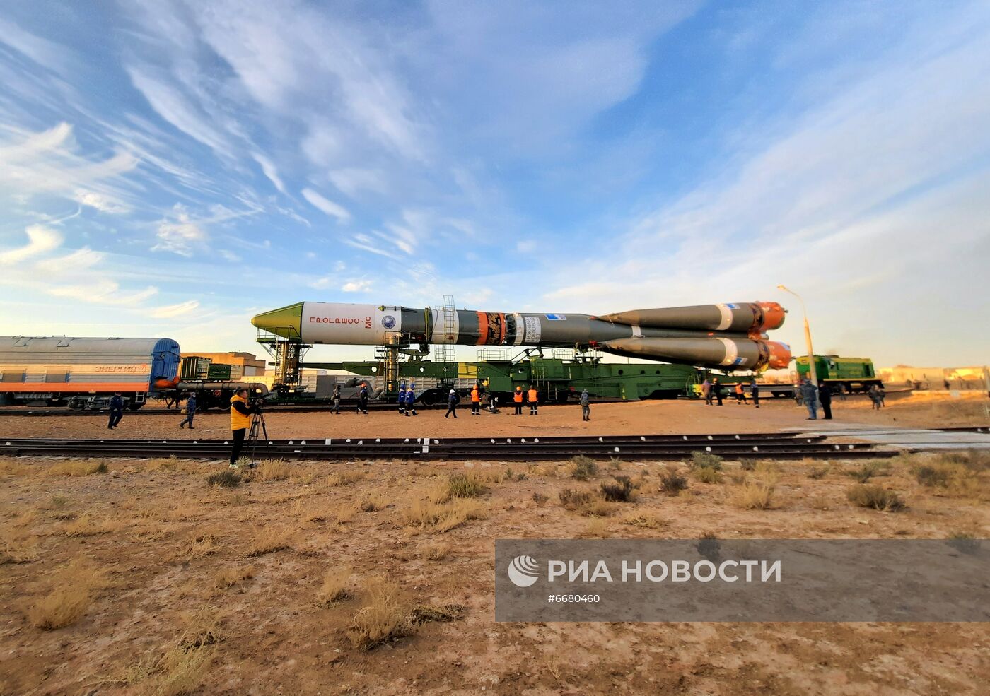 Вывоз ракеты-носителя "Союз-2.1а" с грузовым кораблем "Прогресс МС-18" на стартовый комплекс космодрома Байконур