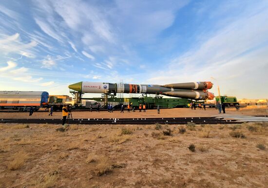 Вывоз ракеты-носителя "Союз-2.1а" с грузовым кораблем "Прогресс МС-18" на стартовый комплекс космодрома Байконур