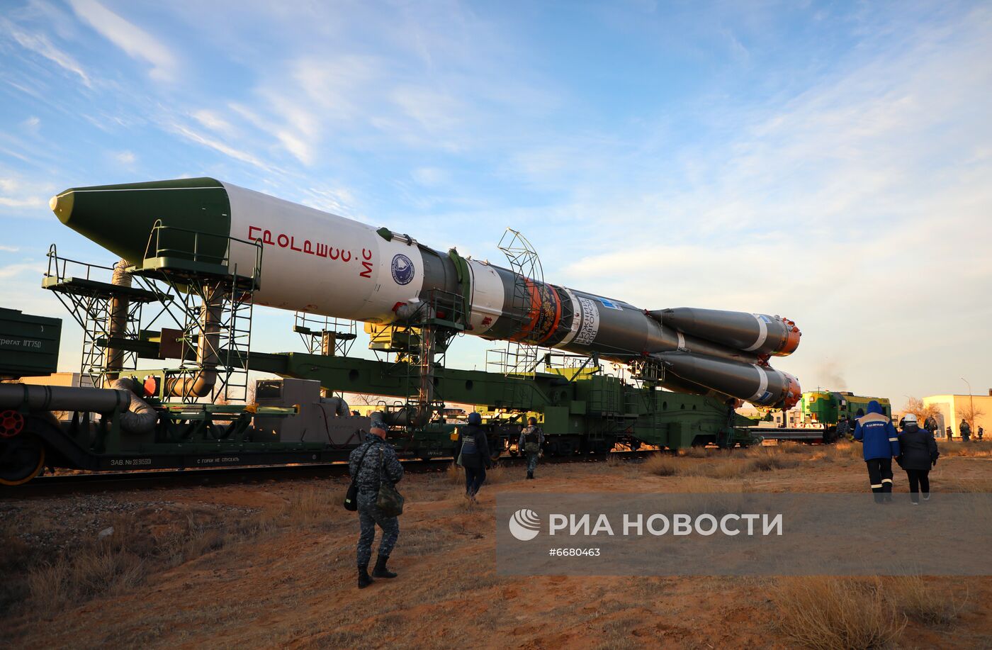 Вывоз ракеты-носителя "Союз-2.1а" с грузовым кораблем "Прогресс МС-18" на стартовый комплекс космодрома Байконур