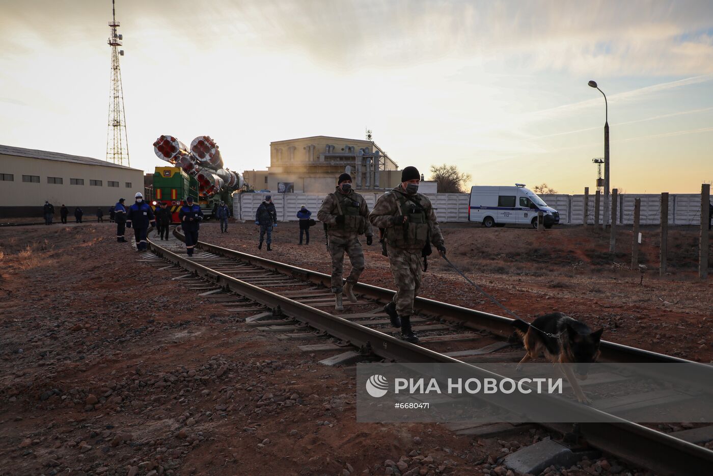 Вывоз ракеты-носителя "Союз-2.1а" с грузовым кораблем "Прогресс МС-18" на стартовый комплекс космодрома Байконур