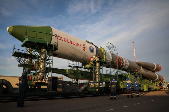 Вывоз ракеты-носителя "Союз-2.1а" с грузовым кораблем "Прогресс МС-18" на стартовый комплекс космодрома Байконур