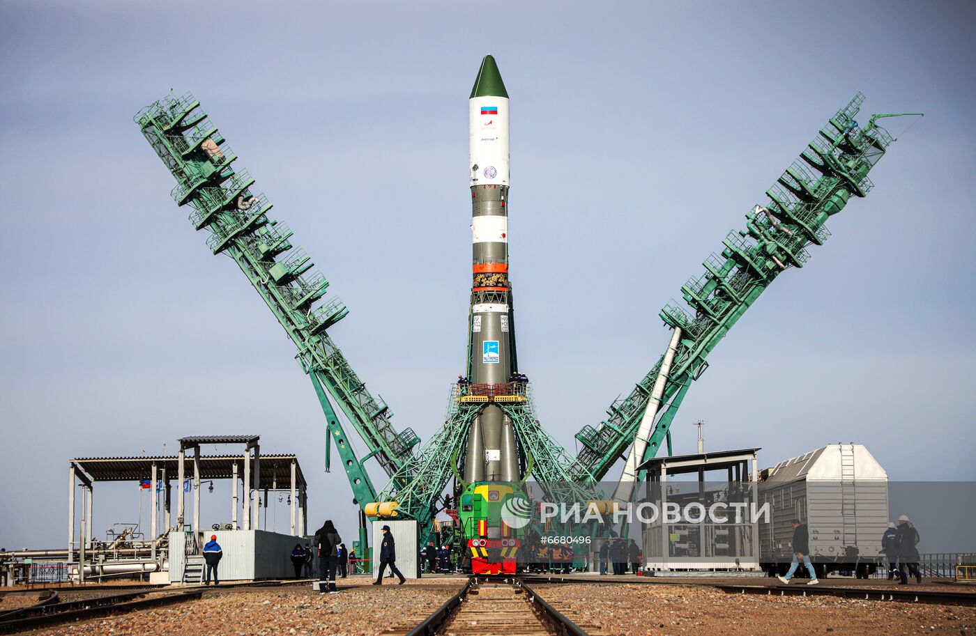 Вывоз ракеты-носителя "Союз-2.1а" с грузовым кораблем "Прогресс МС-18" на стартовый комплекс космодрома Байконур