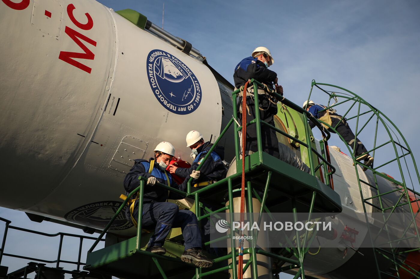 Вывоз ракеты-носителя "Союз-2.1а" с грузовым кораблем "Прогресс МС-18" на стартовый комплекс космодрома Байконур