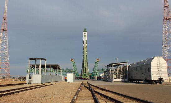 Вывоз ракеты-носителя "Союз-2.1а" с грузовым кораблем "Прогресс МС-18" на стартовый комплекс космодрома Байконур