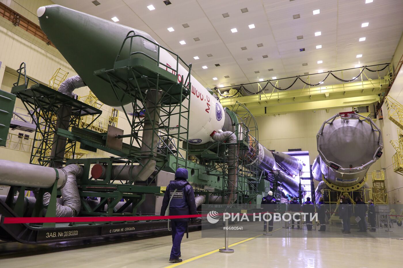 Вывоз ракеты-носителя "Союз-2.1а" с грузовым кораблем "Прогресс МС-18" на стартовый комплекс космодрома Байконур